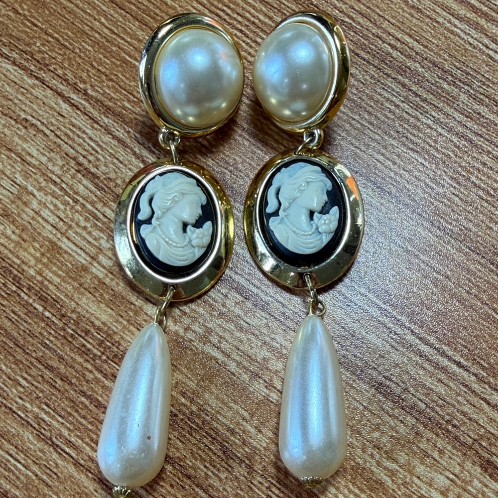 Vintage 90s Elegant Gold and Pearl Cameo Clip Earrings